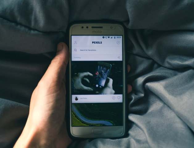 Efek Negatif Tidur dengan Ponsel di Sebelah Anda