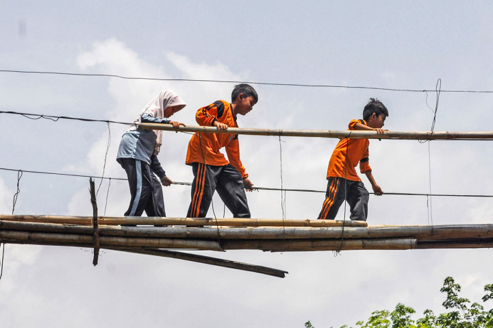 Duh, Siswa SD di Lebak Harus Meniti Jembatan Gantung Rusak