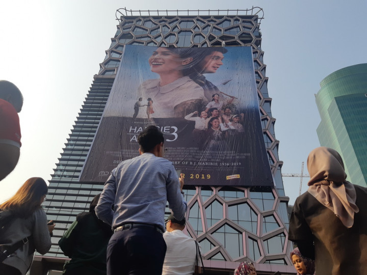 Film Habibie & Ainun 3 Bentangkan Poster Raksasa