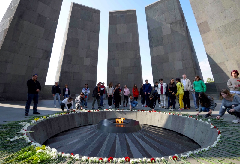 Warga Armenia mengunjungi monumen peringatan perang Turki-Armenia. Foto: AFP