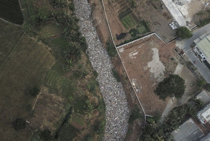 Sampah di Kali Jambe Diangkut Besok