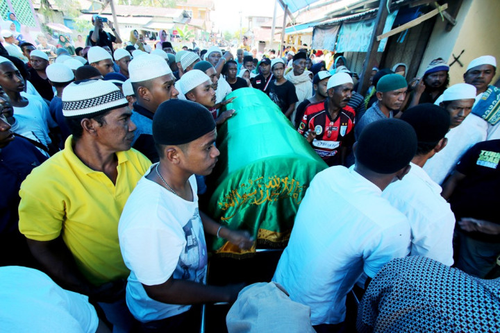Tangis Kerabat Iringi Pemakaman Alfin Lestaluhu