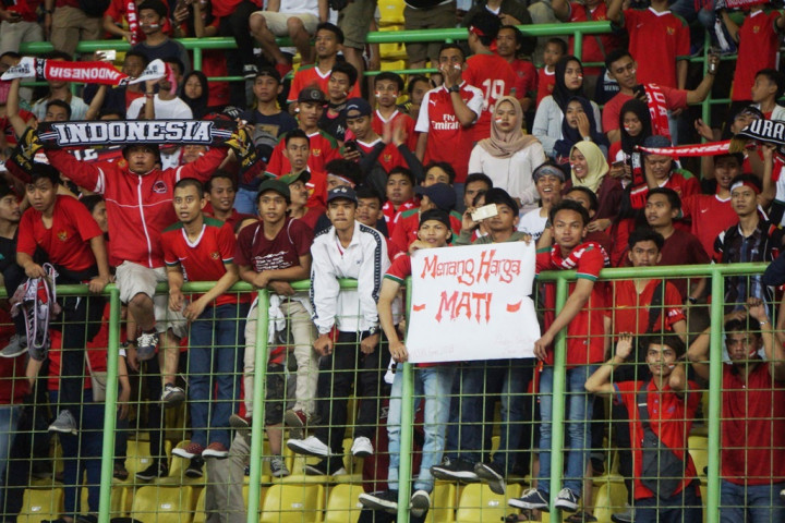 Puluhan Suporter Berunjuk Rasa saat Kongres PSSI