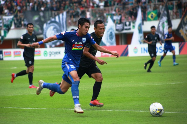 Septian David Maulana (biru) ikut mencetak gol saat PSIS jinakkan Super Elang Jawa-Antara/ Hendra Nurdiyansyah