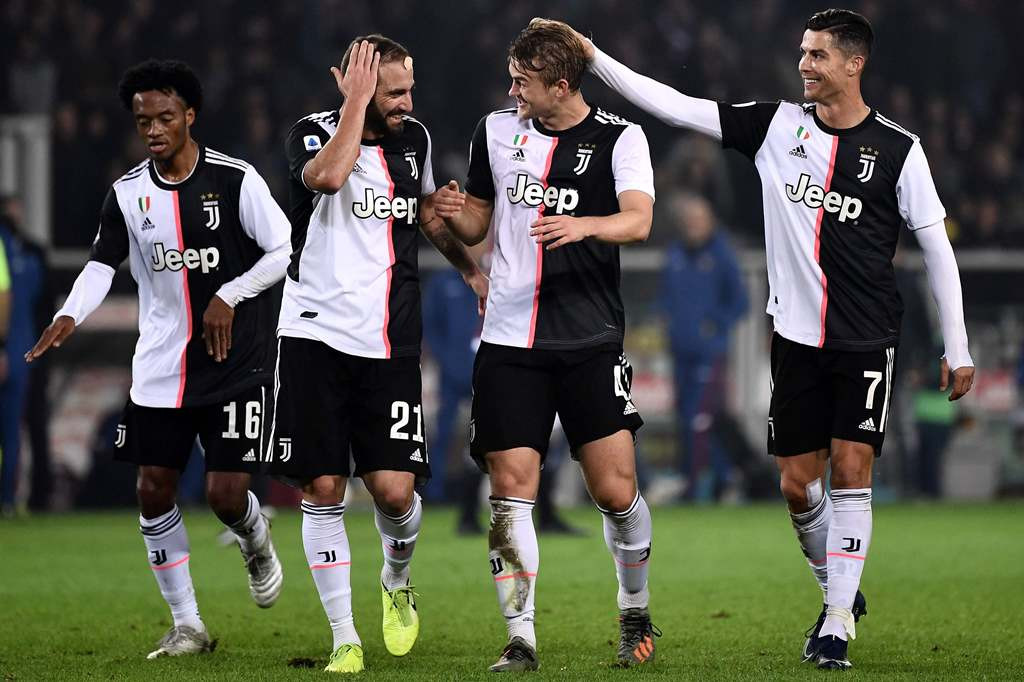Bek Juventus, Matthijs de Ligt (tengah), merayakan golnya ke gawang Torino bersama Gonzalo Higuain dan Cristiano Ronaldo (AFP/Marco Bertorello)