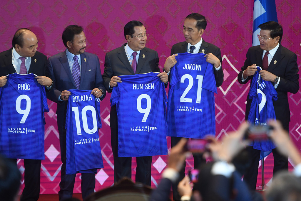 Jokowi Dihadiahi Jersey Nomor 21 Oleh FIFA