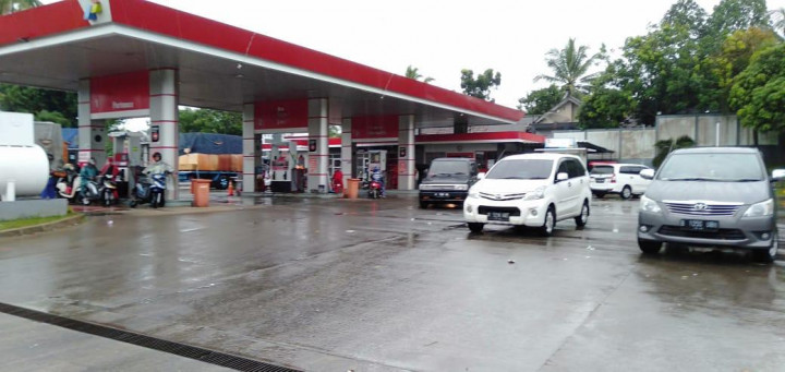Pasokan Solar Terbatas, Truk Antre Panjang di SPBU Makassar
