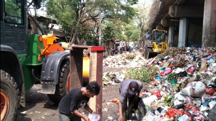 Sampah Tutupi Jalan Sungai Bambu Raya di Jakut