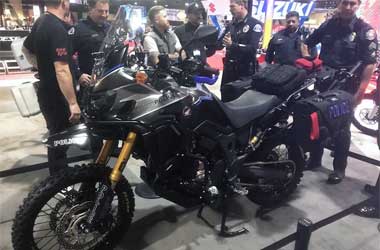 Motor Polisi Honda Africa Twin ala Custom Bike Builder