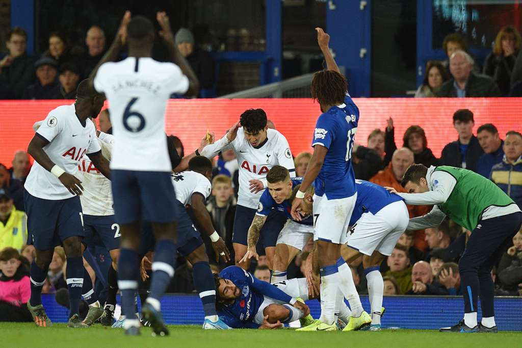 Laga Everton Vs Tottenham Diwarnai Andre Gomes Patah Kaki