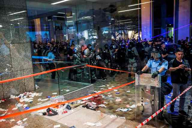 Dua Orang Kritis dalam Bentrokan di Hong Kong