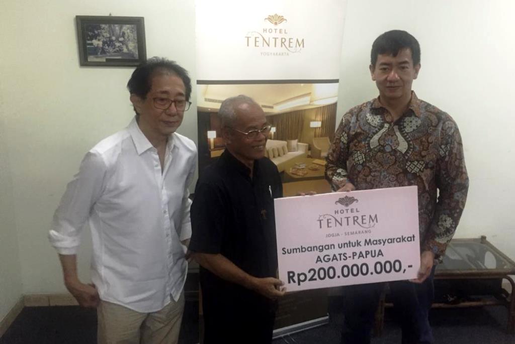 Bantuan untuk Agats, Papua, diserahkan secara simbolis oleh Direktur Hotel Tentrem Mario Arnaz Hidayat kepada Uskup Alo, disaksikan oleh Direktur Utama Hotel Candi Baru (Hotel Tentrem) Irwan Hidayat (Foto:Medcom.id/Gervin Nathaniel Purba)