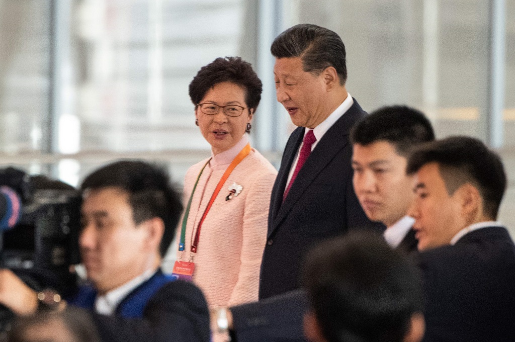 Presiden Tiongkok Xi Jinping (kanan) bersama pemimpin Hong Kong Carrie Lam dalam sebuah acara di Zhuhai, 23 Oktober 2018. (Foto: AFP/FRED DUFOUR)