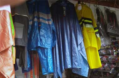 Musim Hujan Datang, Jangan Abaikan Perawatan Jas Hujan