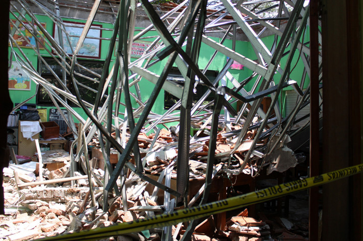 Atap SDN Gentong Pasuruan Ambruk, Siswa dan Guru Tewas