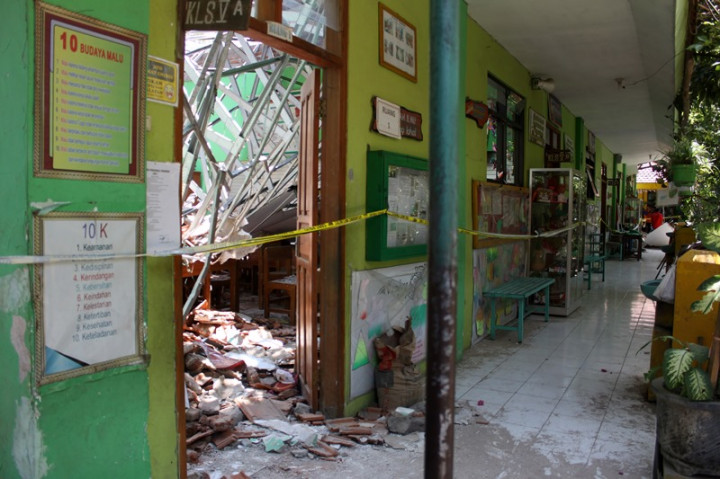 SDN Gentong Pasuruan Dipagari Garis Polisi