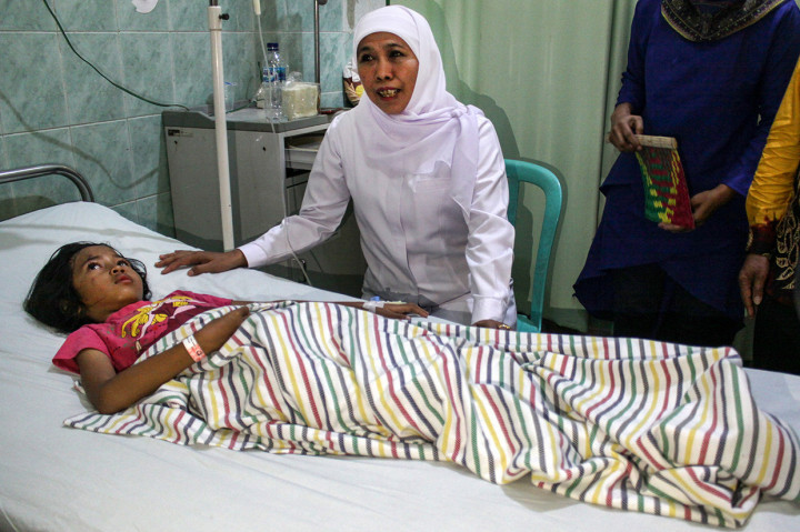 Khofifah Jenguk Korban Ambruknya SDN Gentong