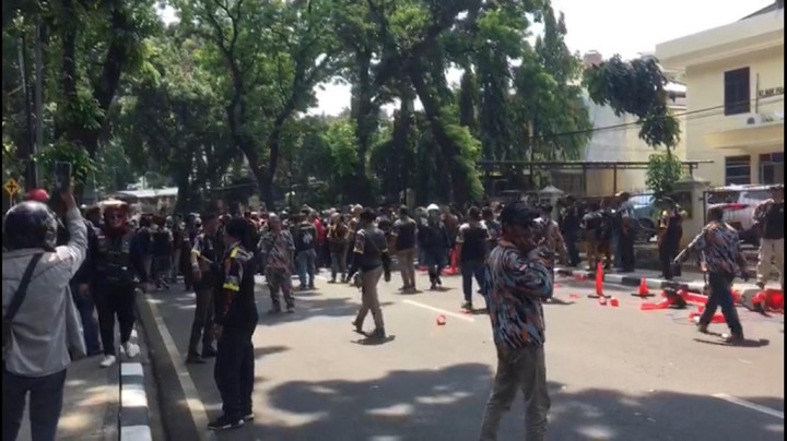 Massa GMBI Ribut dengan Polisi di Gedung PTIK