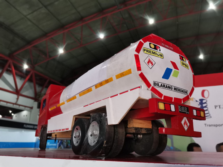 Inovasi Stiker Reflektor untuk Belakang Truk