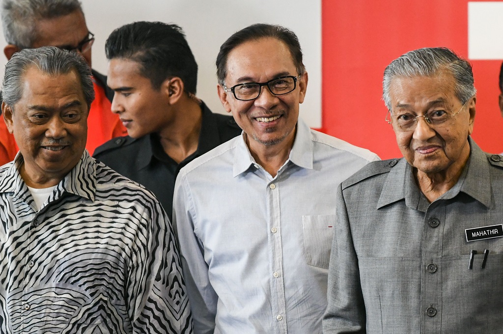 PM Malaysia Mahathir Mohamad (kanan) bersama Anwar Ibrahim (tengah) di Kuala Lumpur, 1 Juni 2018. (Foto: AFP/MOHD RASFAN)