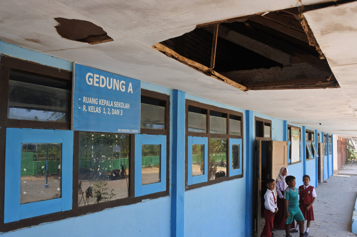 Ruang Kelas Rusak, Siswa SD di Situbondo Belajar Berimpitan