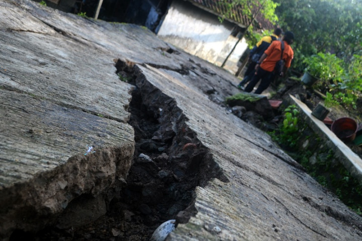 Pergerakan Tanah, Jalan Desa Karangtengah Amblas
