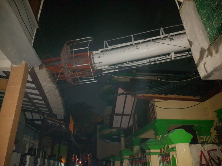 Tower Timpa Enam Rumah di Depok