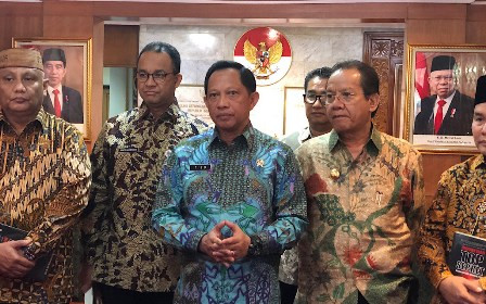 Enam Gubernur Menghadap Tito