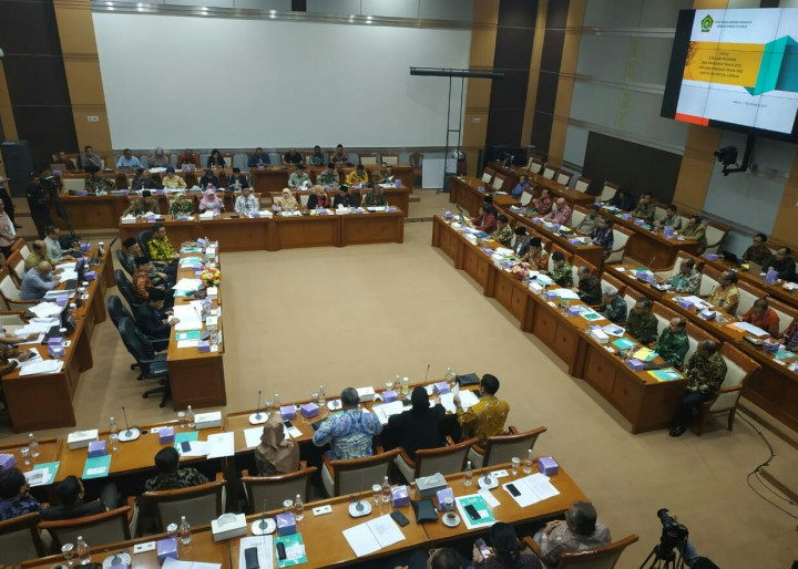 <i>Menag Baru Selangkah Sudah Gaduh</i>