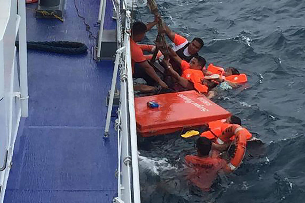Puluhan Orang Diselamatkan Setelah Feri Filipina Tenggelam