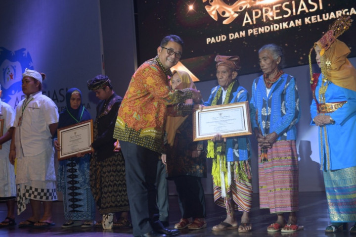 Yakobus Masih Kirim Uang Bulanan untuk Bupati