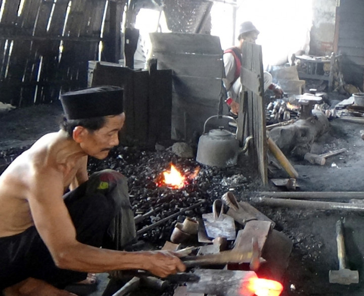 Banyak Impor, Kesadaran Pakai Cangkul Lokal Rendah