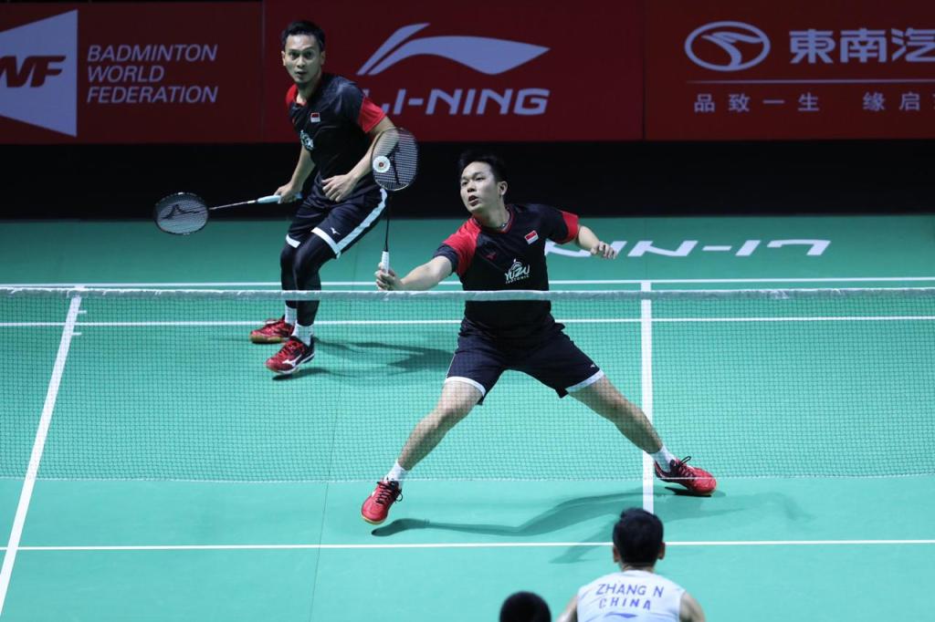 Aksi Mohammad Ahsan (kiri) dan Hendra Setiawan di China Open 2019 (Humas PBSI)