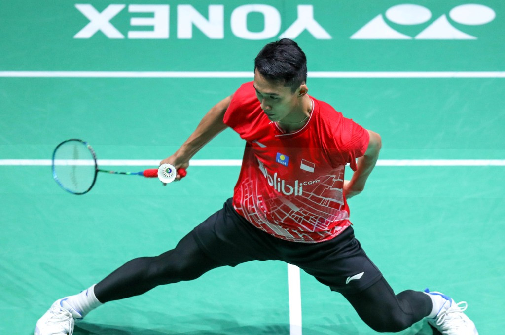 Jonatan Christie mencoba mengembalikan shuttlecock ke arah Lee Cheuk Yiu (badmintonindonesia.org)