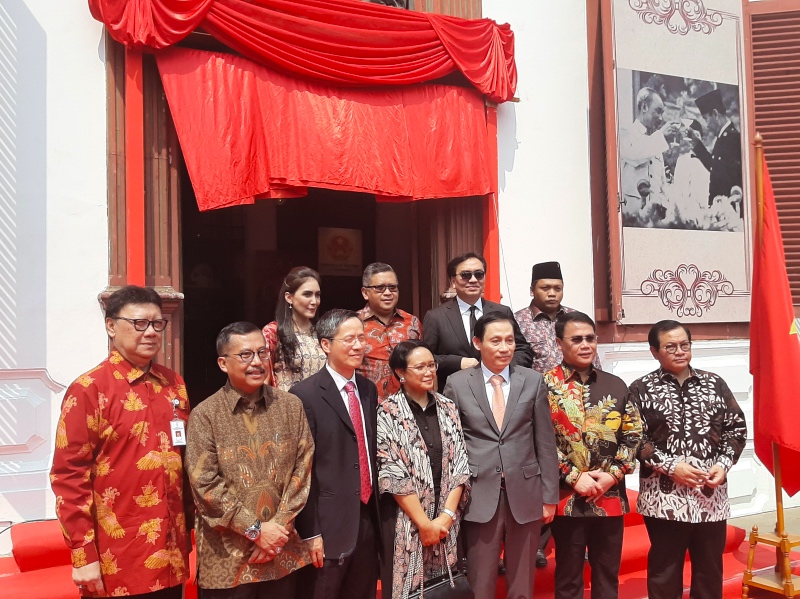 Menteri Luar Negeri Retno dalam pameran foto 60 tahun Presiden Soekarno ke Vietnam. Foto. Medcom.id/Marcheilla Ariesta