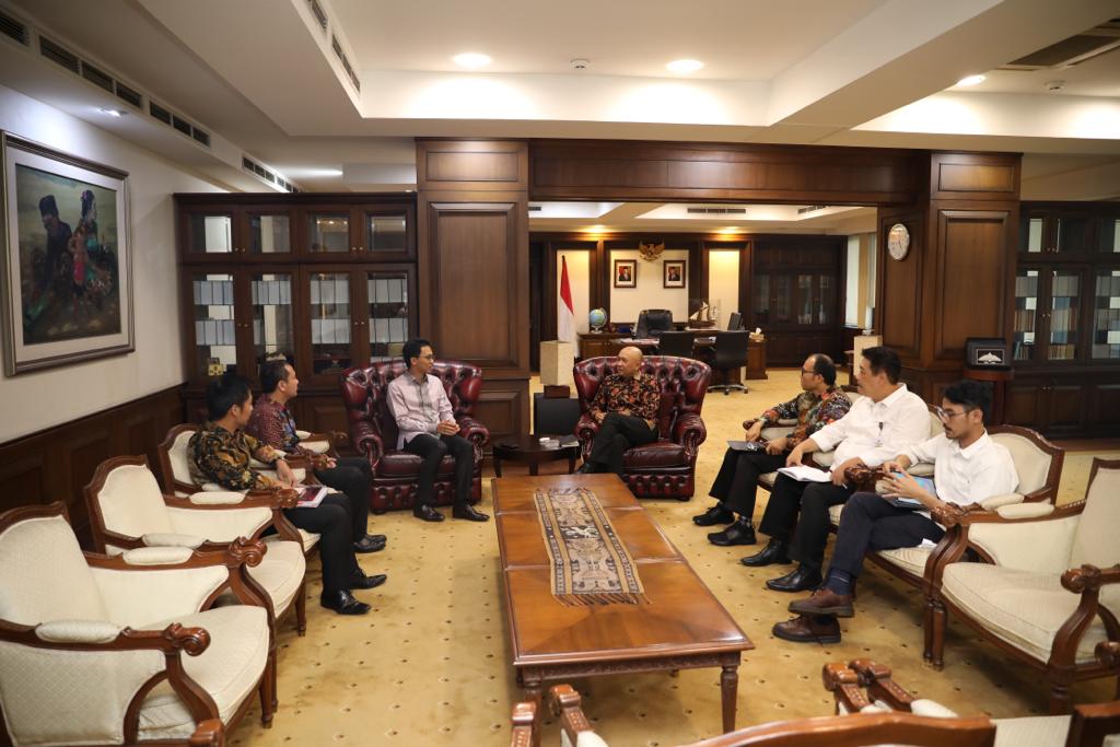 Chief Strategy Officer Bukalapak Teddy Oetomo bersama CEO Emtek Alvin Sariaatmadja bertemu Menkop UKM Teten Masduki. Foto: dok Bukalapak.