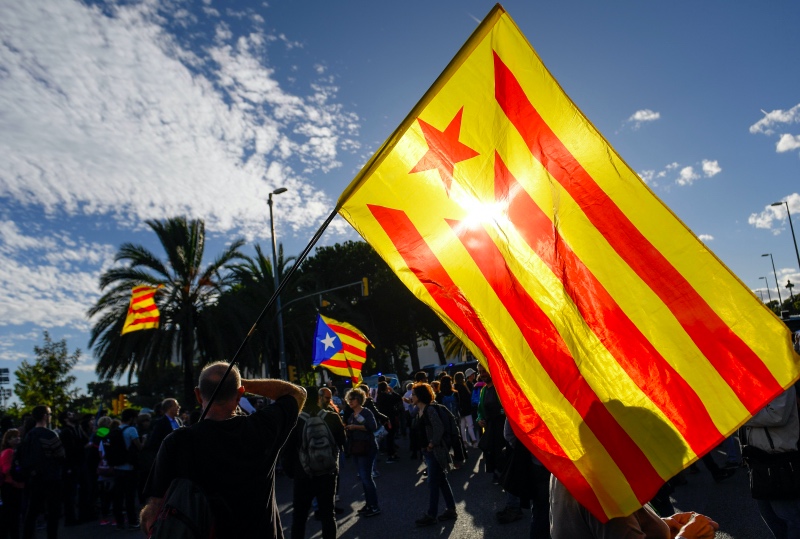 Pedemo membawa bendera Catalonia di Barcelona, menentang kehadiran Raja Spanyol. Foto: AFP
