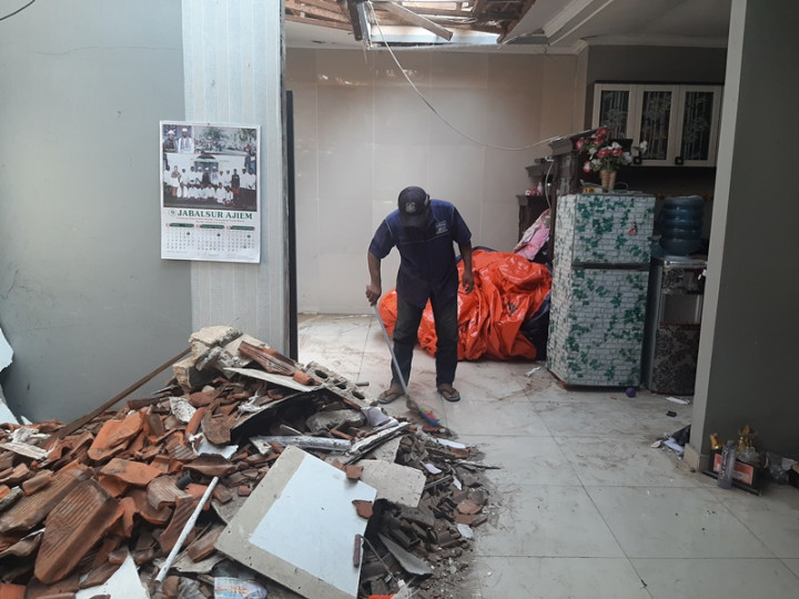 Warga Depok Korban Tower Ambruk Diungsikan ke Hotel