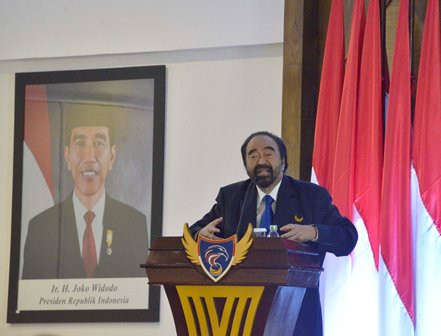 <i>Jangan-jangan Hanya NasDem yang Bersama Presiden</i>