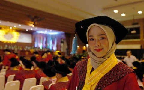Wisudawati Terbaik Unpad Lulus Sarjana Dalam Tiga Tahun