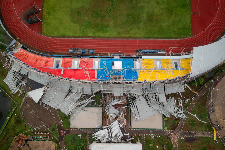 Atap Stadion Sport Center Jabar Ambruk