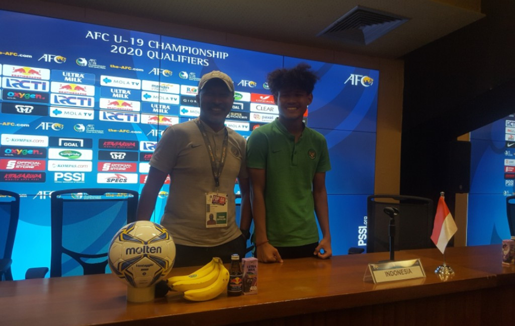 Fakhri Husaini (kiri) saat menghadiri konferensi pers usai pertandingan Indonesia U-19 kontra Korea Utara U-19 (Foto: 