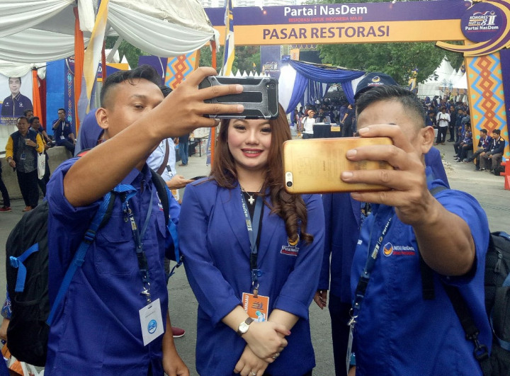 Hillary Jadi Buruan Swafoto Peserta Kongres NasDem