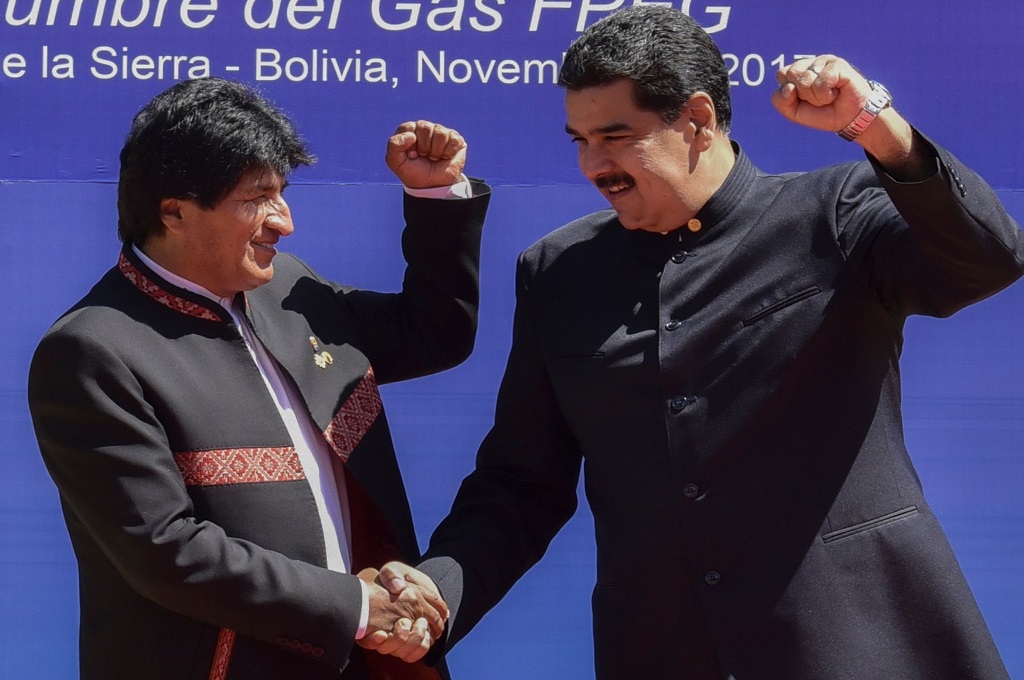 Presiden Venezuela Nicolas Maduro (kanan) berpose bersama Presiden Venezuela Evo Morales dalam sebuah acara di Santa Cruz de la Sierra, 24 November 2017. (Foto: AFP/AIZAR RALDES)