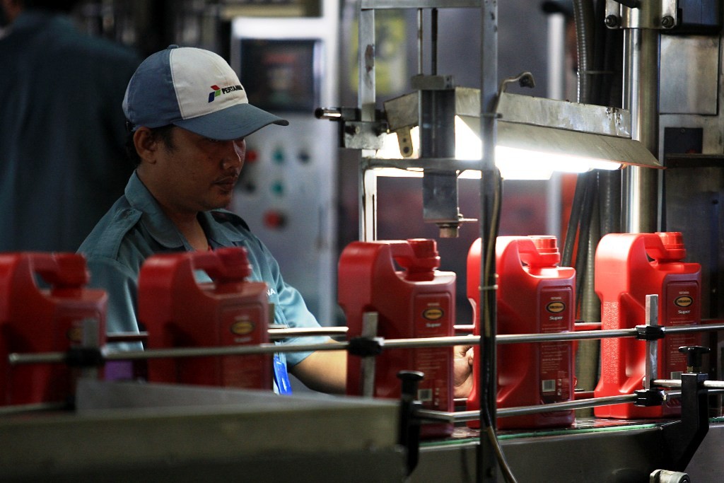 Pabrik Pertamina Lubricant. MI/PANCA SYURKANI