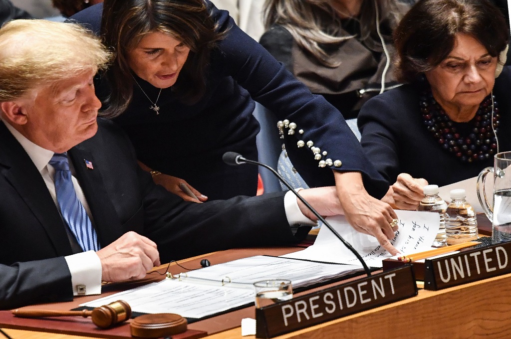 Presiden AS Donald Trump (kiri) mendengarkan keterangan Nikki Haley di PBB, New York, 26 September 2018. (Foto: AFP/NICHOLAS KAMM)