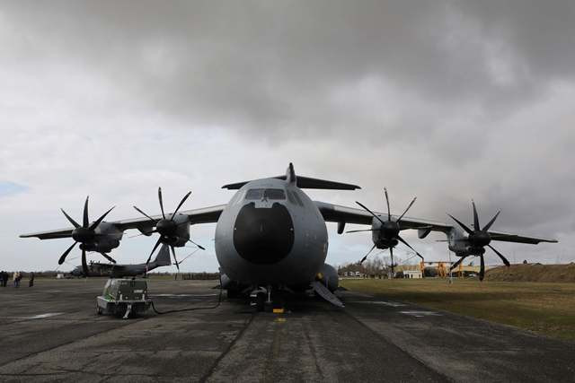 Pesawat A400M milik Inggris akan dipamerkan di Indonesia. (Foto: AFP).