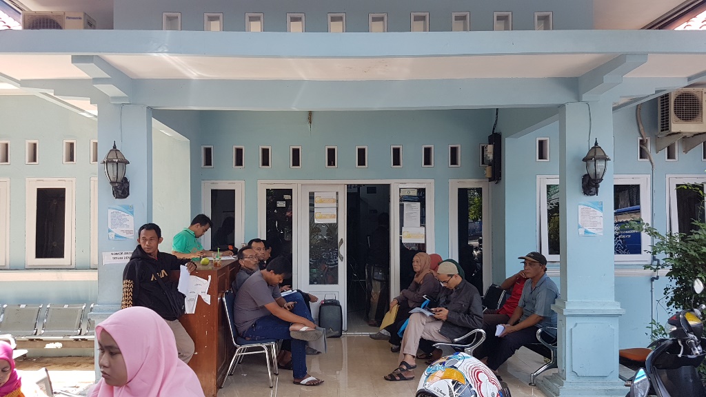 Antrean warga di kantor Disdukcapil Kota Cirebon. (Foto: Medcom.id/Rofahan)