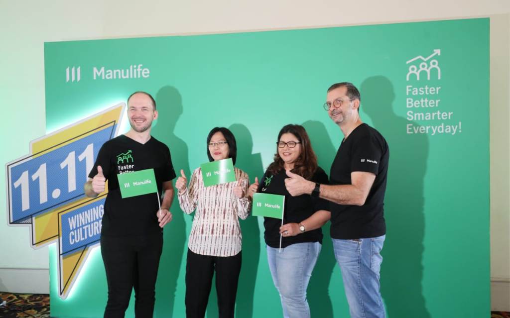 President Director & CEO Manulife Indonesia Ryan Charland (kiri), Director & Chief Marketing Officer Manulife Indonesia Novita Rumngangun (kedua kanan), dan Director & Chief Operating Officer Manulife Indonesia Hans de Waal (kanan). Foto: dok Manulife.