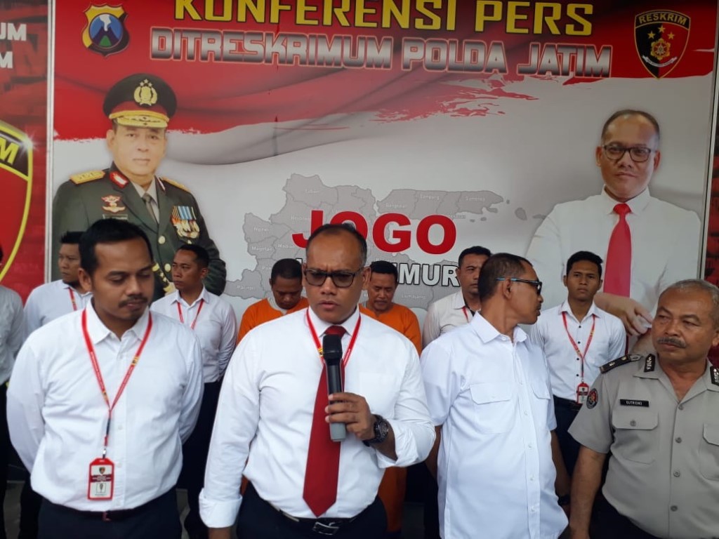 Direskrimum Polda Jatim, Kombes Gidion Arif Setyawan, saat merilis insiden ambruknya atap sekolah Pasuruan, di Mapolda Jatim, Surabaya. (Foto: Medcom.id/Amal)